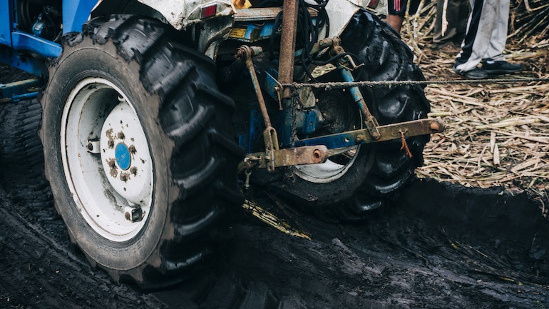 Επιχείρηση διάσωσης αγρότη στον Άγιο Νικόλαο – Εγκλωβίστηκε σε αγροτικό μηχάνημα